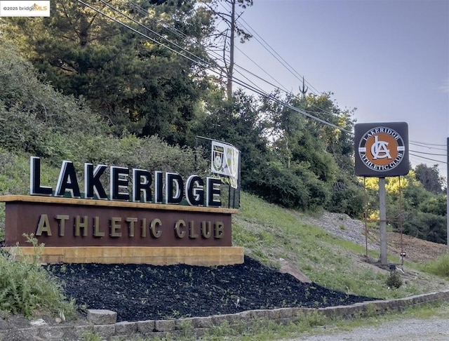 view of community / neighborhood sign