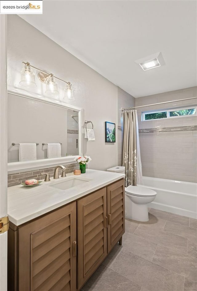 full bathroom with shower / bath combo with shower curtain, backsplash, toilet, and vanity