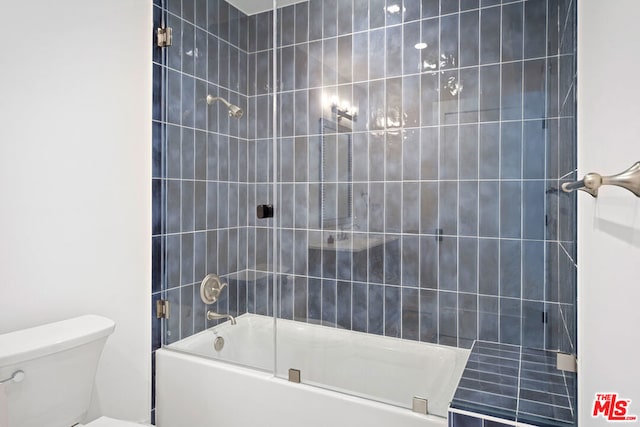 bathroom with tiled shower / bath and toilet