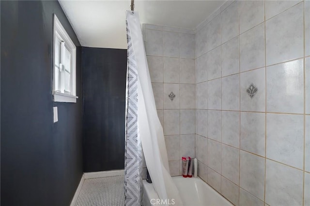 bathroom with shower / tub combo