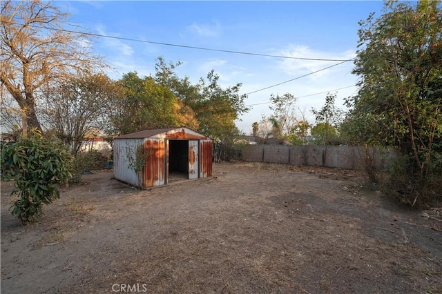 view of yard with a shed