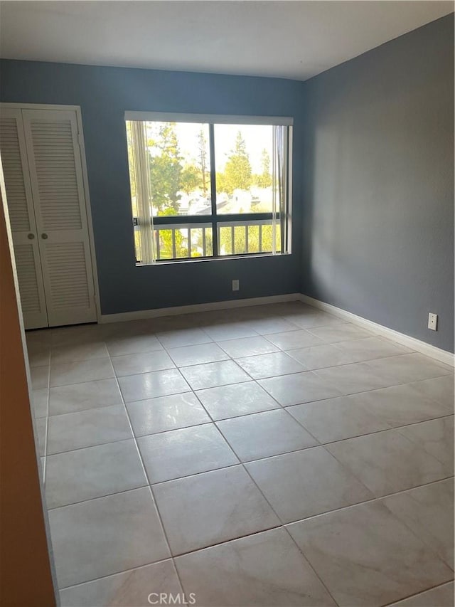 empty room featuring light tile patterned floors