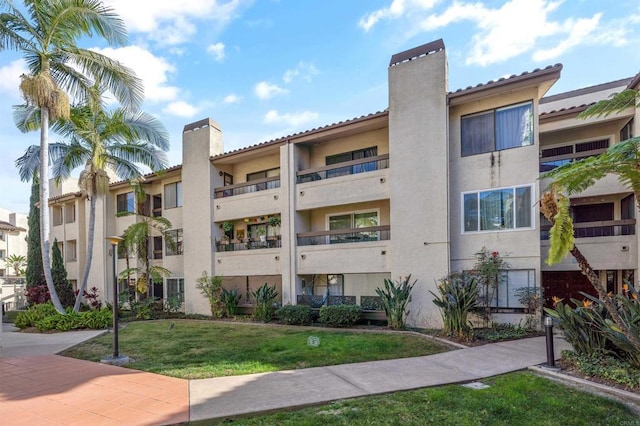 view of apartment building / complex