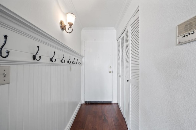 entryway featuring dark wood-style flooring and crown molding