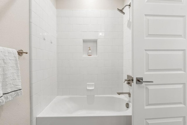 bathroom with tiled shower / bath combo