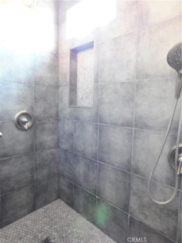 bathroom featuring a tile shower