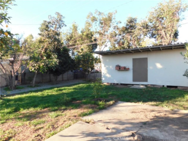 view of yard with an outdoor structure