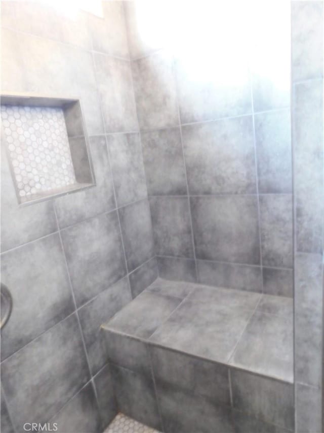 bathroom featuring tiled shower