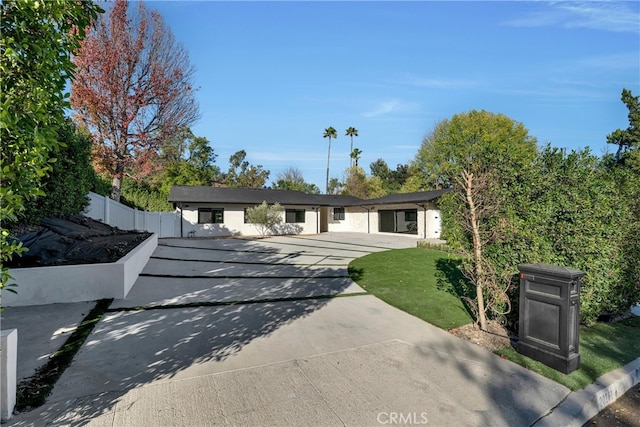 view of front of property featuring a front yard