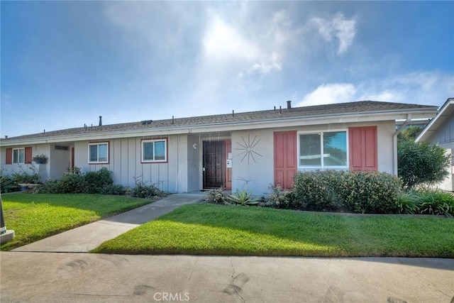 ranch-style home featuring a front lawn