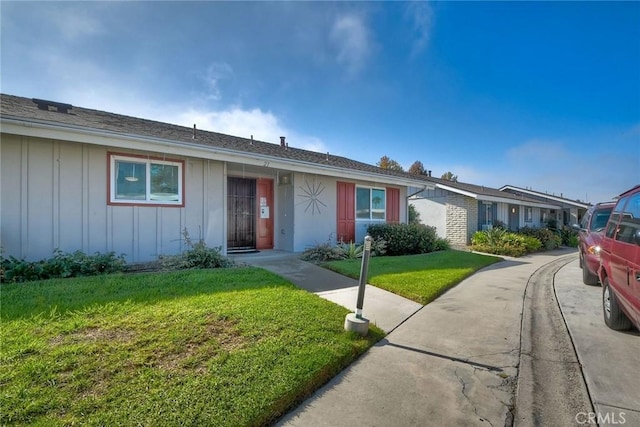 ranch-style house featuring a front lawn