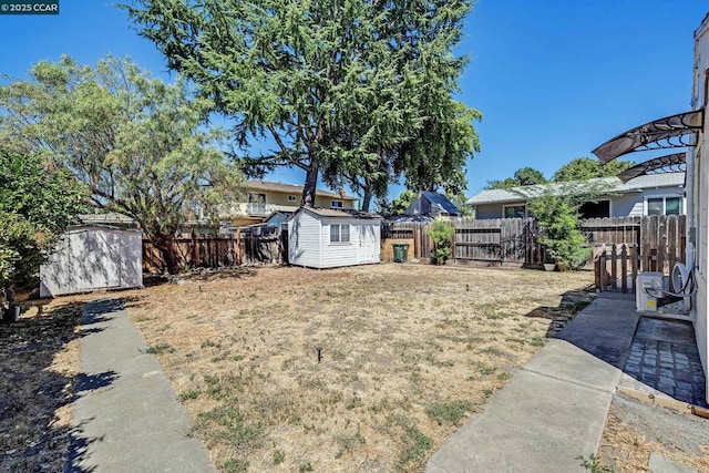 view of yard with a shed