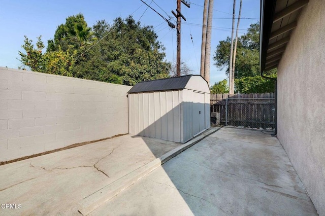 view of patio featuring a storage unit