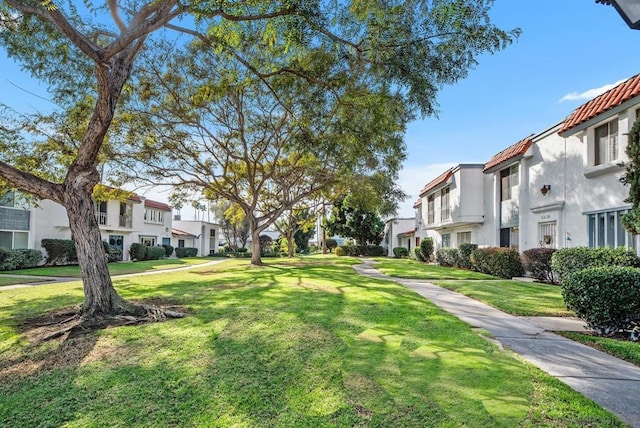 view of property's community featuring a lawn