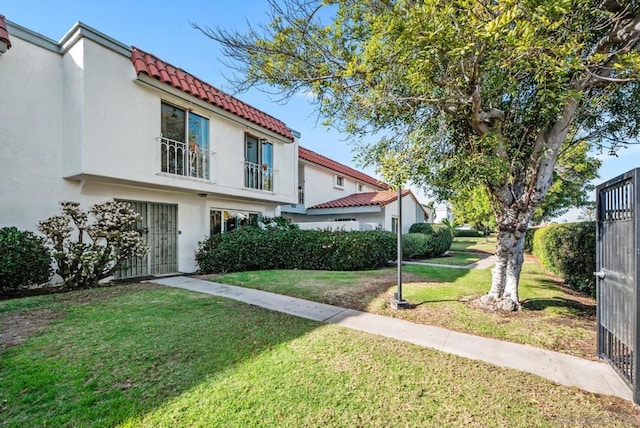 view of front of home featuring a front lawn