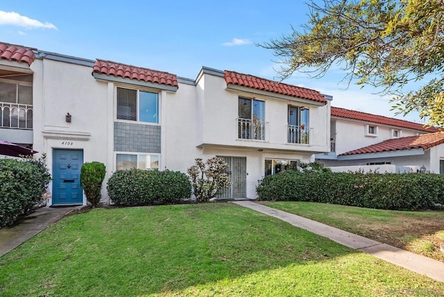 view of front of home with a front lawn