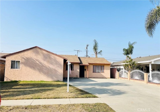 ranch-style house featuring a front yard