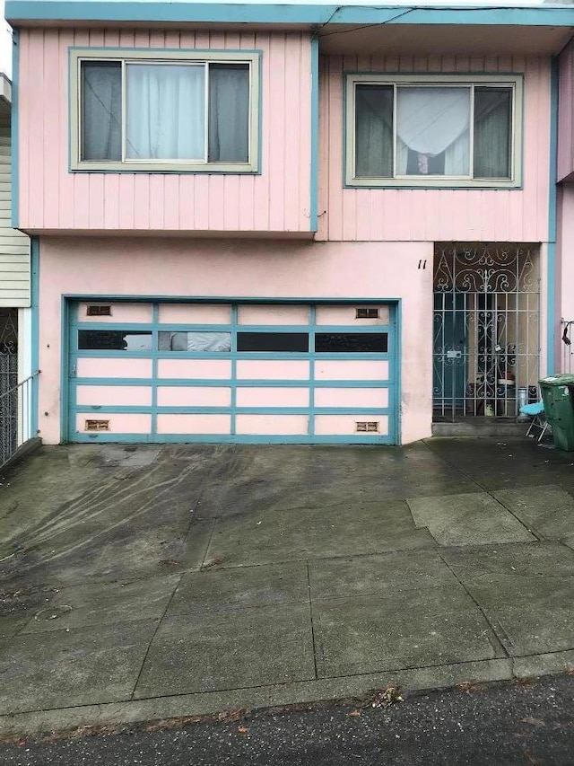 view of front facade featuring a garage