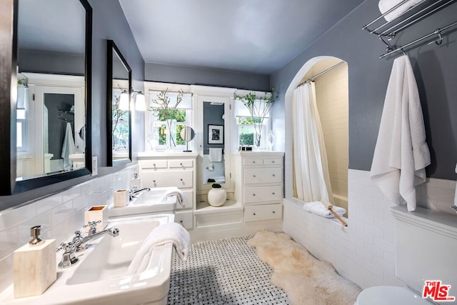 bathroom featuring shower / tub combo with curtain