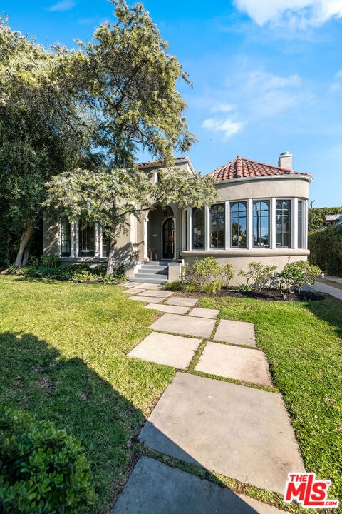 view of front of property with a front yard