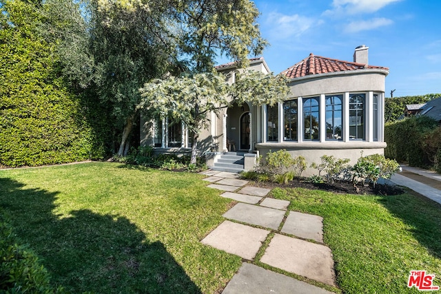 view of front of property featuring a front yard