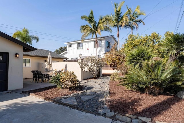 view of yard with a patio area