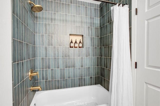 bathroom featuring shower / bath combo