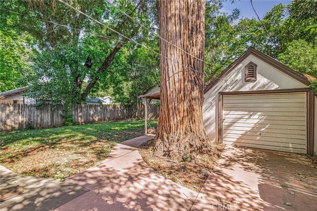 view of yard featuring an outbuilding and a garage