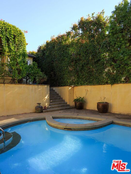 view of pool featuring an in ground hot tub