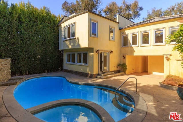 view of pool with an in ground hot tub and a patio area