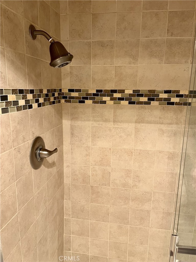 details featuring tiled shower