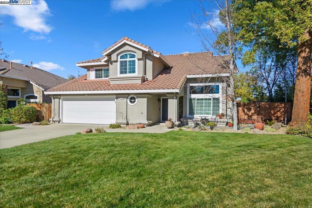 view of front of property featuring a garage and a front yard