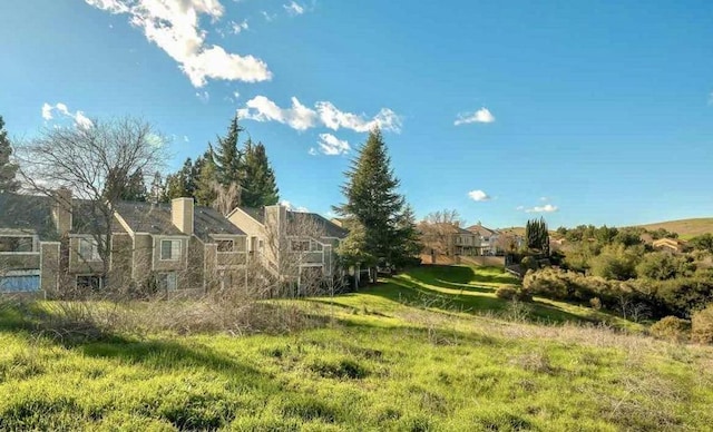 view of property's community featuring a lawn