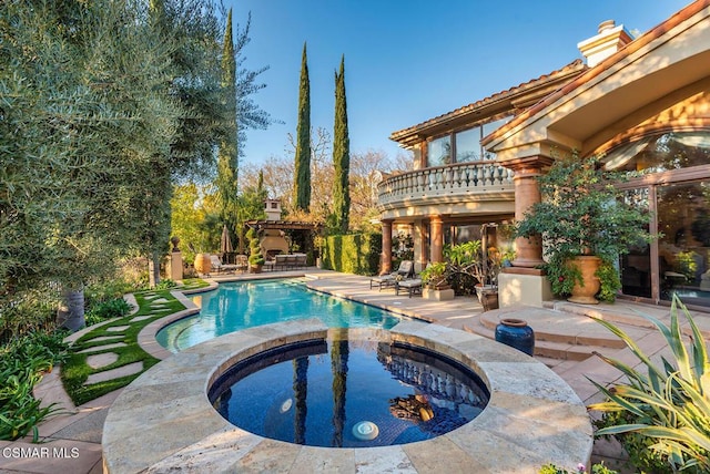 view of pool featuring an in ground hot tub, a pergola, and a patio area