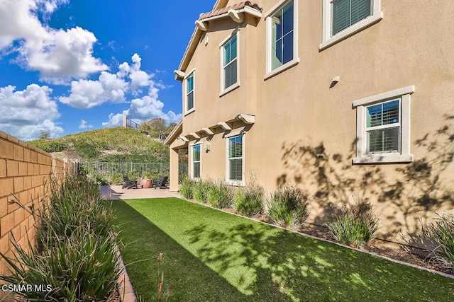 view of yard featuring a patio