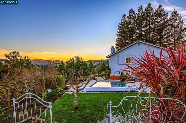 view of yard at dusk