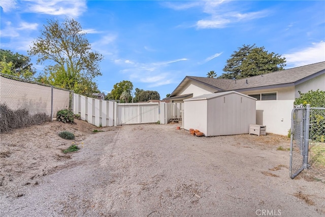 view of yard featuring a storage shed