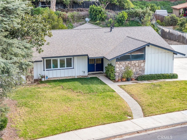 ranch-style home featuring a front lawn