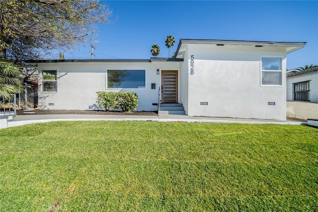 view of front of house featuring a front lawn