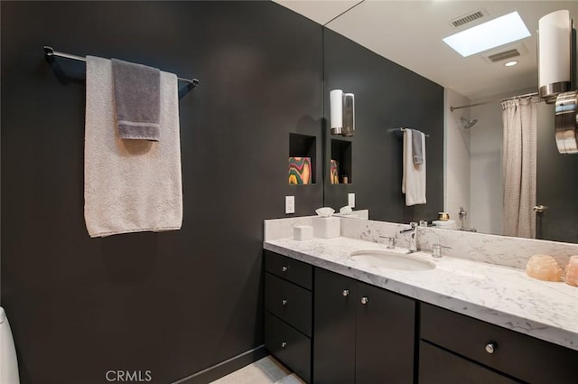 bathroom featuring a shower with curtain and vanity