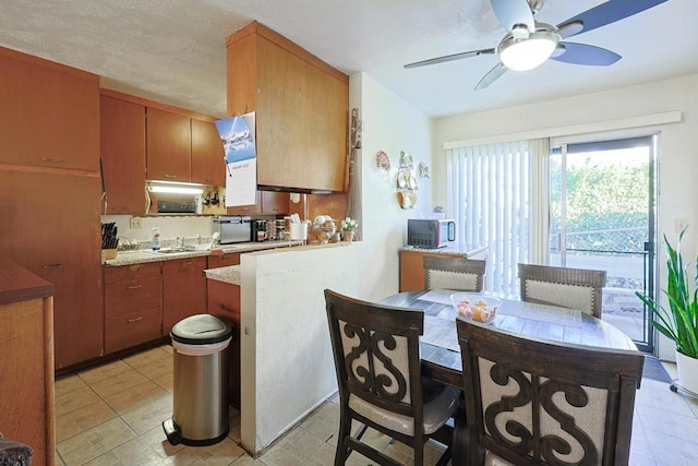 kitchen with ceiling fan and kitchen peninsula