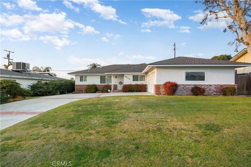 ranch-style house featuring a front lawn