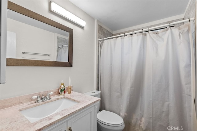 bathroom with curtained shower, toilet, and vanity