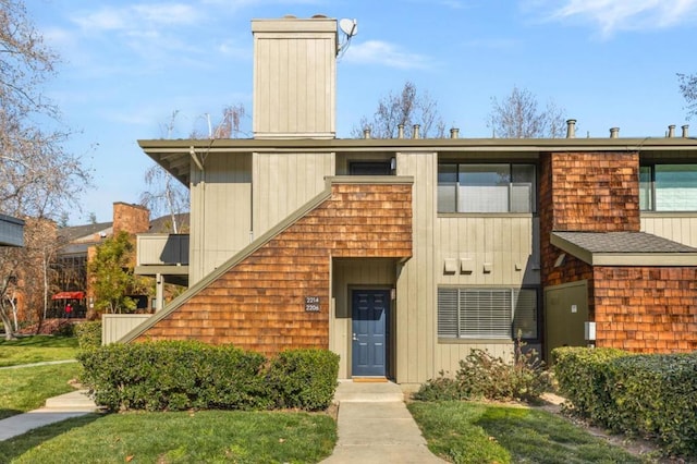 view of front of home featuring a front lawn