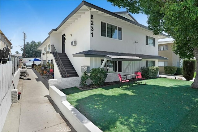 view of front of house featuring a front yard