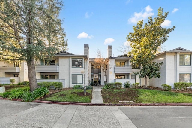 townhome / multi-family property featuring a front yard