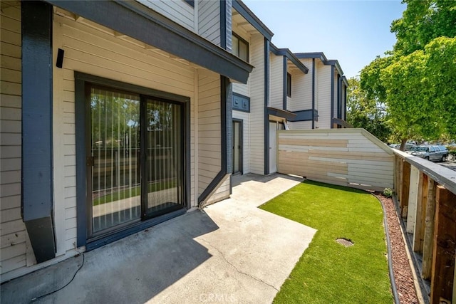 view of yard featuring a patio area