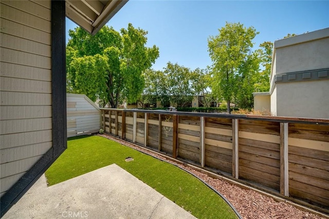 view of yard featuring a patio