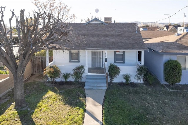view of front facade featuring a shingled roof