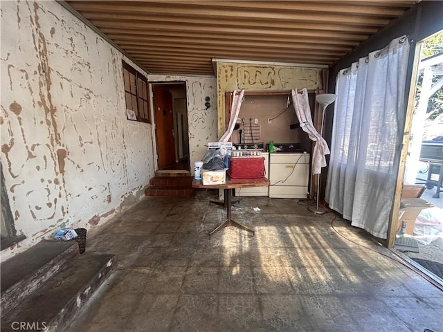 miscellaneous room with washer and clothes dryer